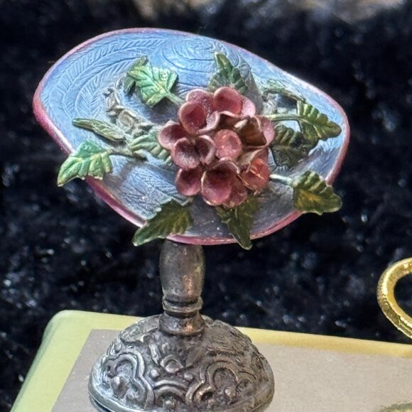 MINIATURE SWEET ROMANCE METAL BLUSHING ROSE HAT AND STAND USA - Picture 5 of 8